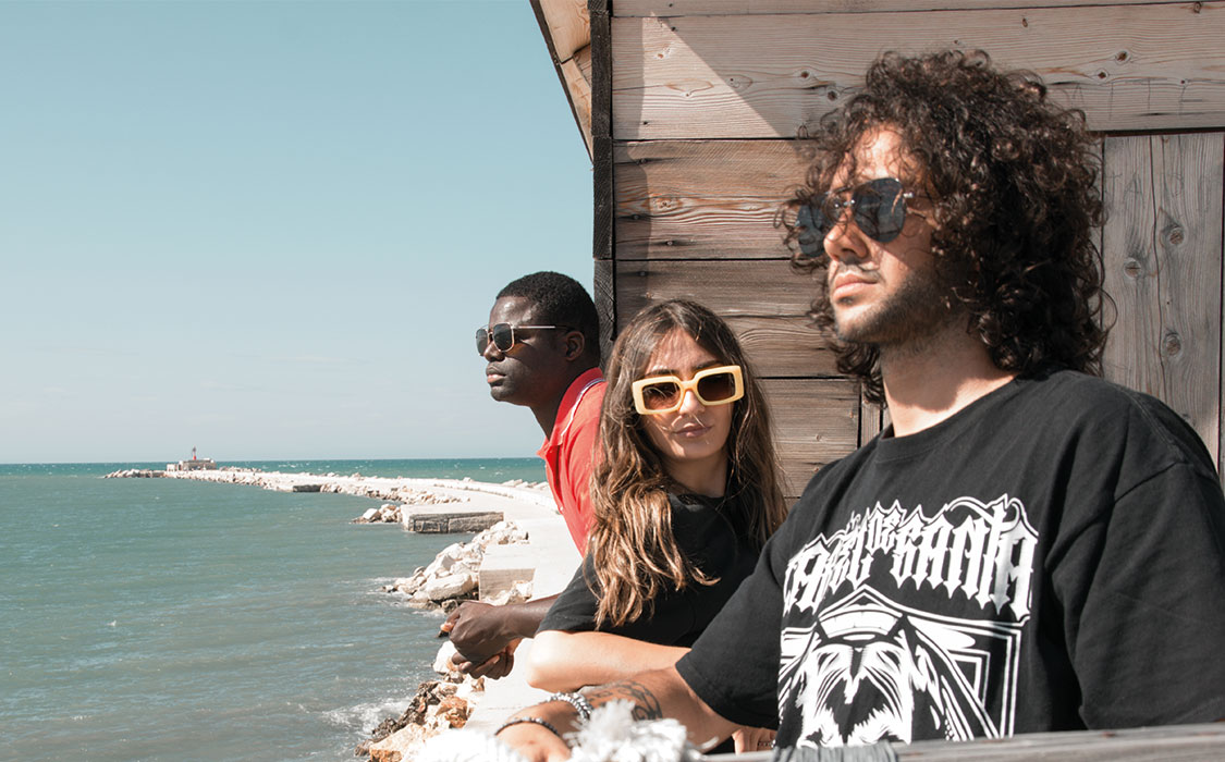 Collection Kleyes : trois personnes portent des lunettes de soleil au bord de la mer